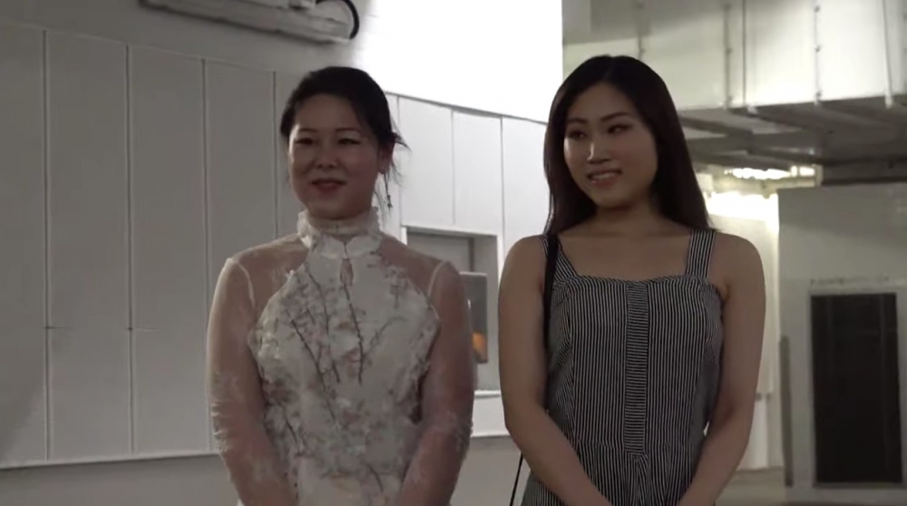 左邊著上白色梅花裙嘅佳麗叫Rain