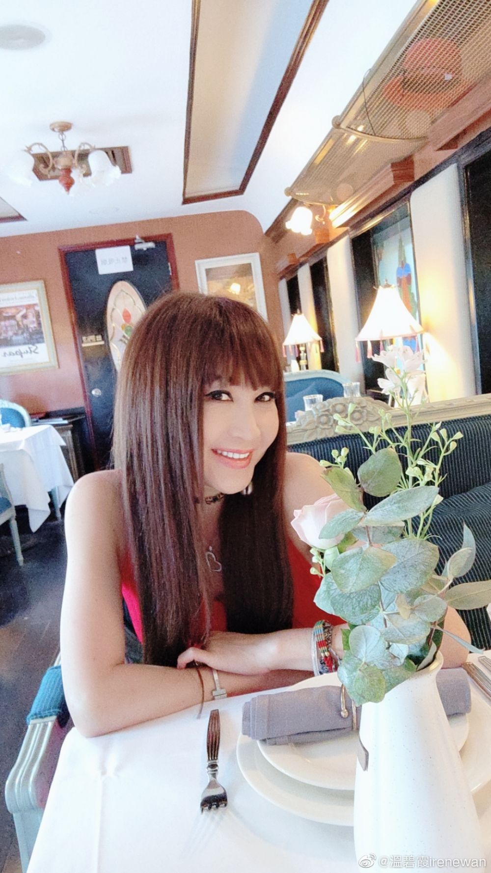 溫碧霞唔再係萬年不變嘅中分頭,而係堪稱減齡效果超強嘅齊瀏海!
