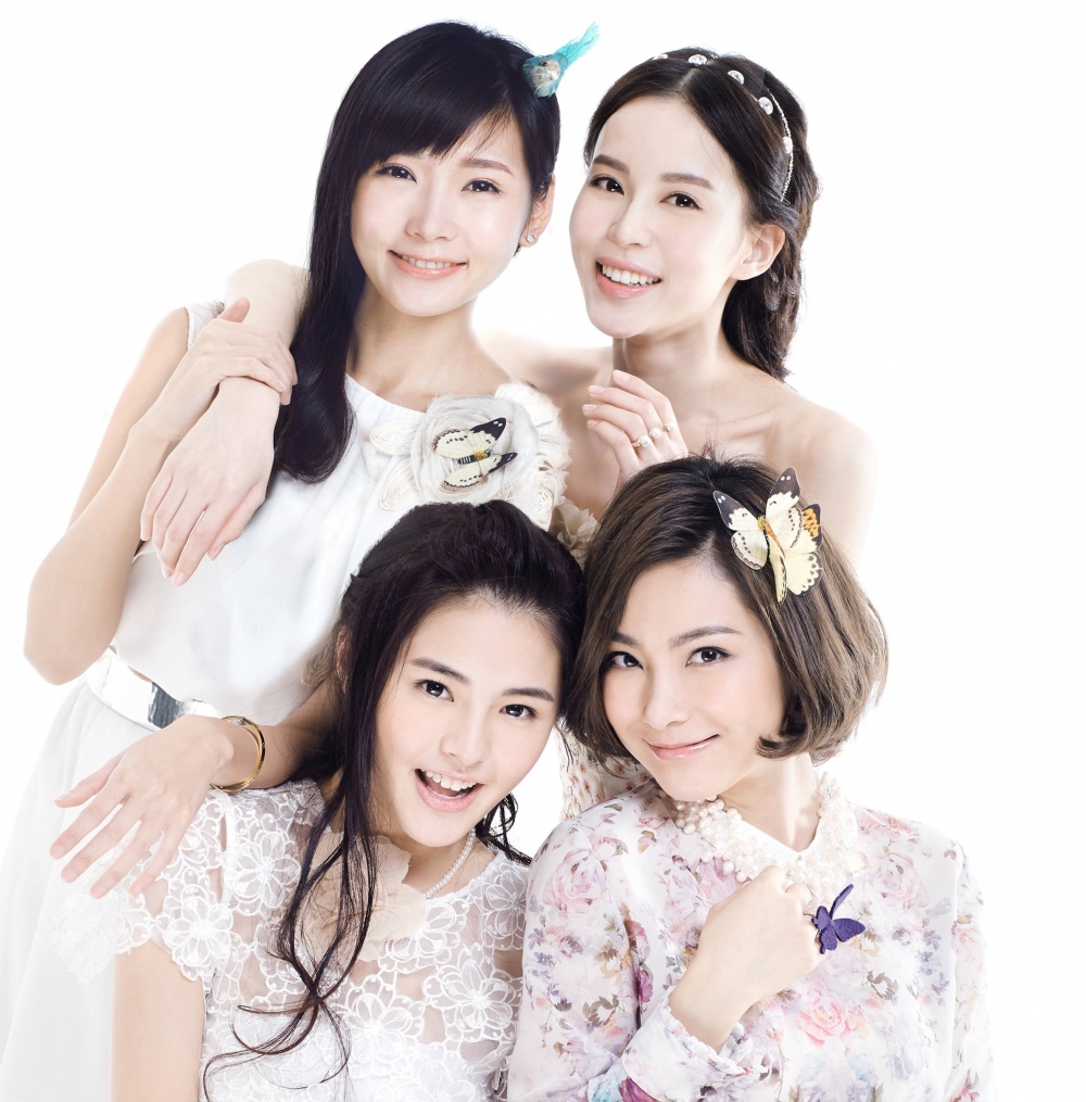 2015年簡淑兒同許雅婷(Kabby)、袁紫僑(Coco)、溫心(Swan)組成香港女子組合「少女標本」