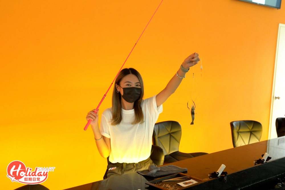 釣蝦步驟非常簡單，先將蝦餌去頭去尾，取中間蝦身的部分，在鈎子鈎上蝦餌時緊記要露出鈎子尖頭部分，浮標剛下水時會漂浮在水面，之後就是等待蝦上釣，在等待的過程其實要相當留心，如果一覺不小心或掛著跟朋友談天，就有機會錯過了蝦上釣的時機，因為當有蝦上釣時，浮標就會慢慢沉下至綠色線位置，到時拉緊魚絲並發力抽起釣竿即可成功釣到蝦。