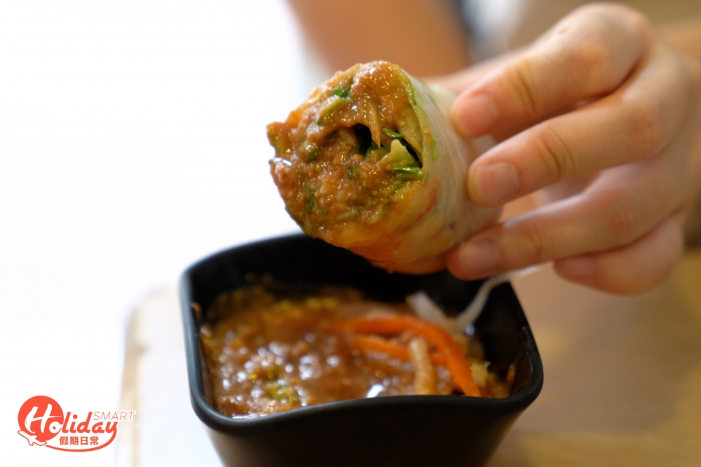醬汁以麵豉醬、花生醬、蘿白等調現,味道較似沙嗲醬。