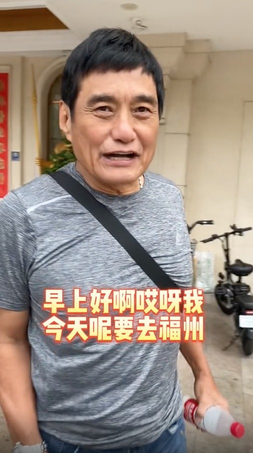 王俊棠喺內地福州，介紹當地嘅特色小吃「光餅」