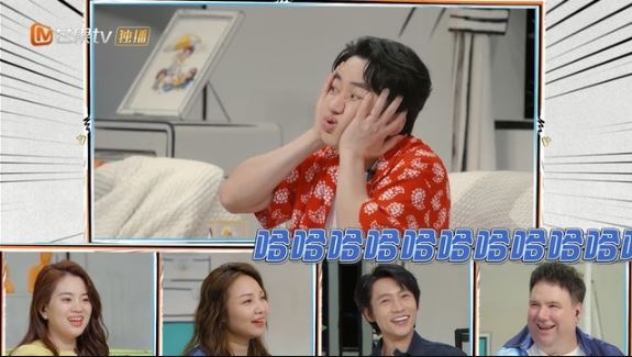 女兒太想親爸爸,更會用手抓著爸爸頭。