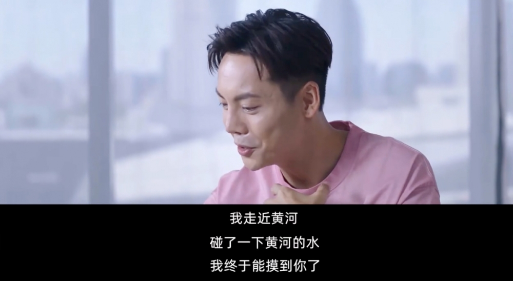 佢講述最近有機會到訪黃河，仲忍唔住去摸下啲水！