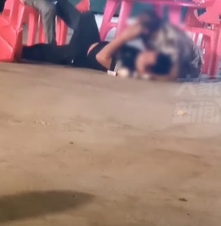 企圖推開花衣男但失敗