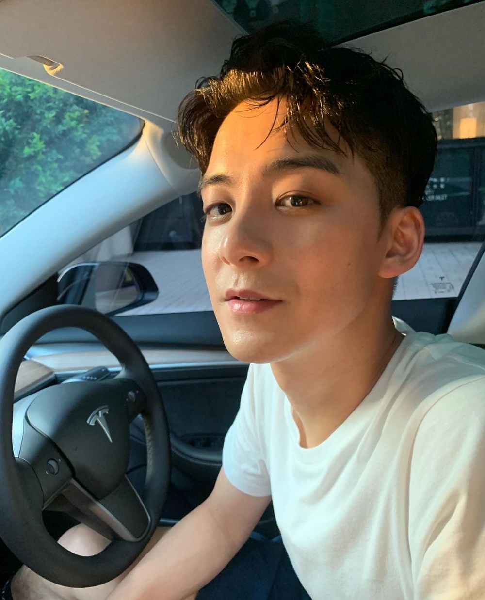 余德丞近來因為拍攝試食影片而備受熱議,農場餐廳老闆再次要求佢盡快公開道歉!