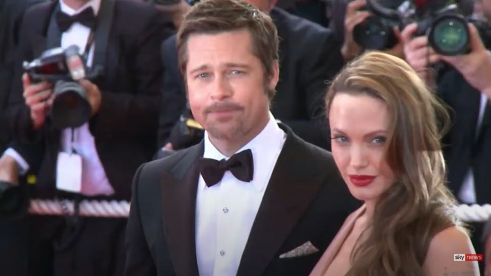 兩人合拍過電影《史密夫決戰史密妻》，之後開始交往，可惜結婚2年離婚收場。