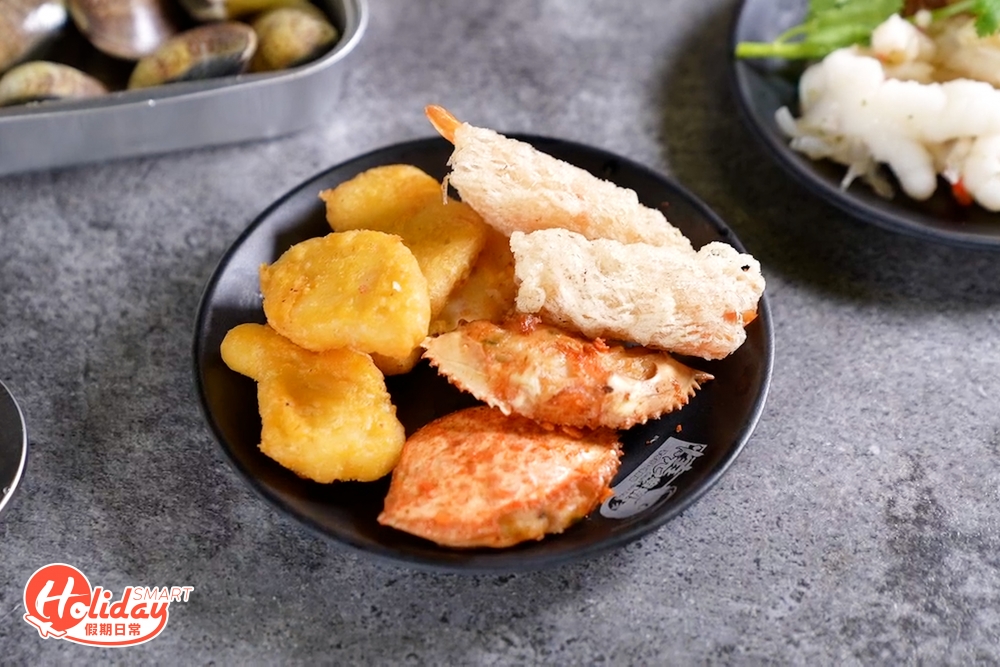 熟食區每日供應8至10款熱食，隨機推出不同菜式，以炸物、炒飯、泰式小食為主。