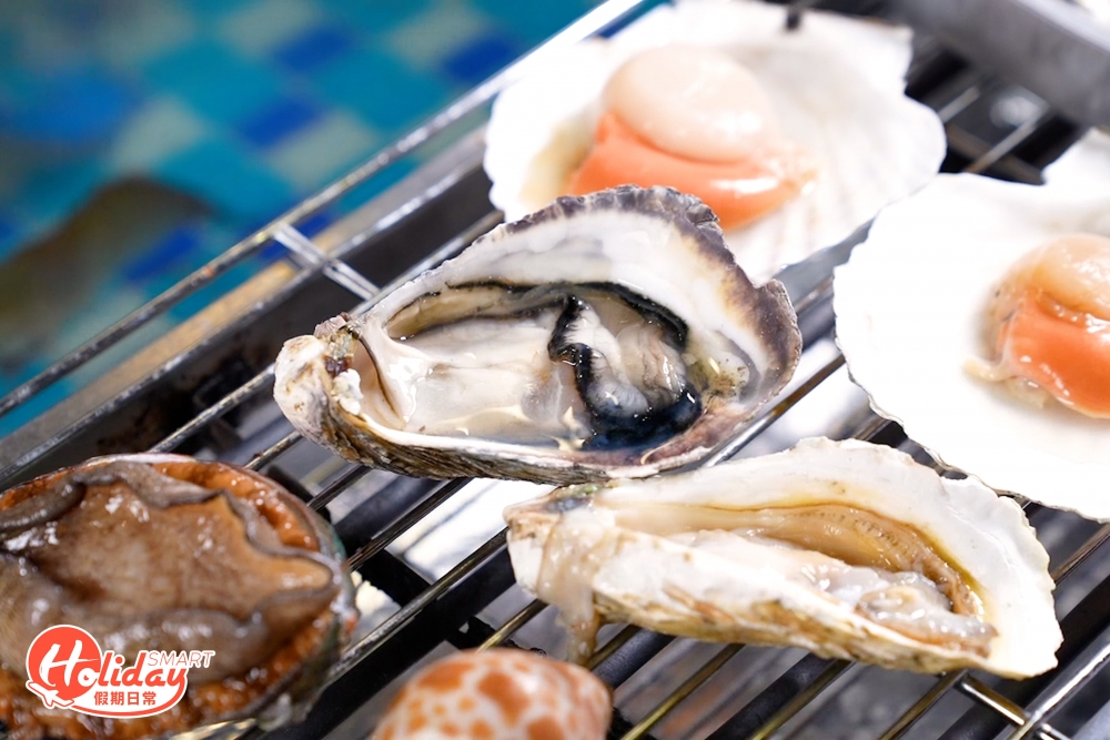 同場設有海鮮吧提供多款時令海鮮，海鮮最抵食，有齊蠔、鮑魚、扇貝、貴妃蚌、東風螺、原條大眼雞等供客人全任食。