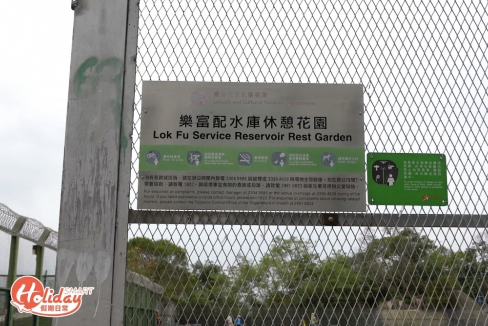 其後沿門外小路向下行。