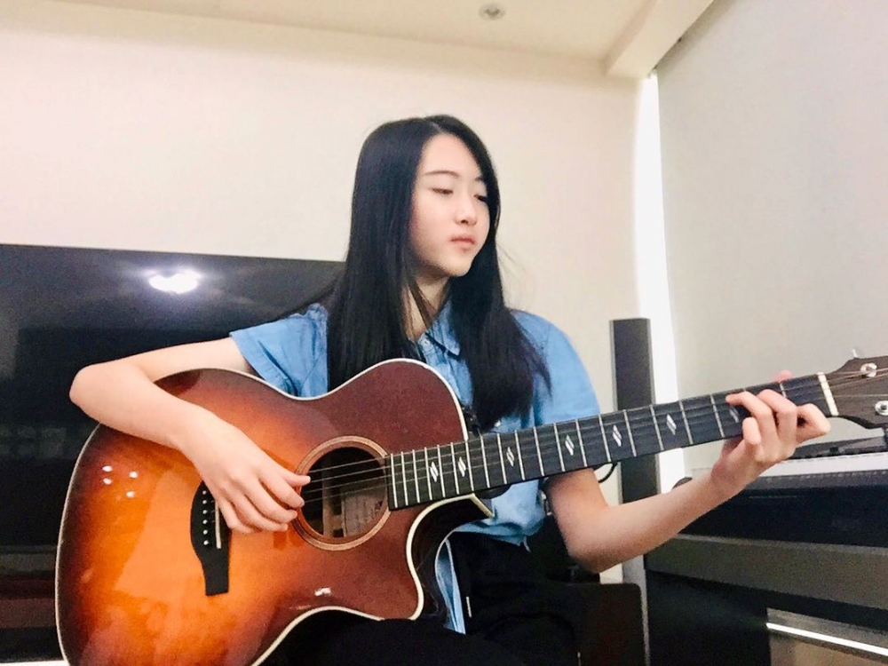 仲會彈吉他，多才多藝~