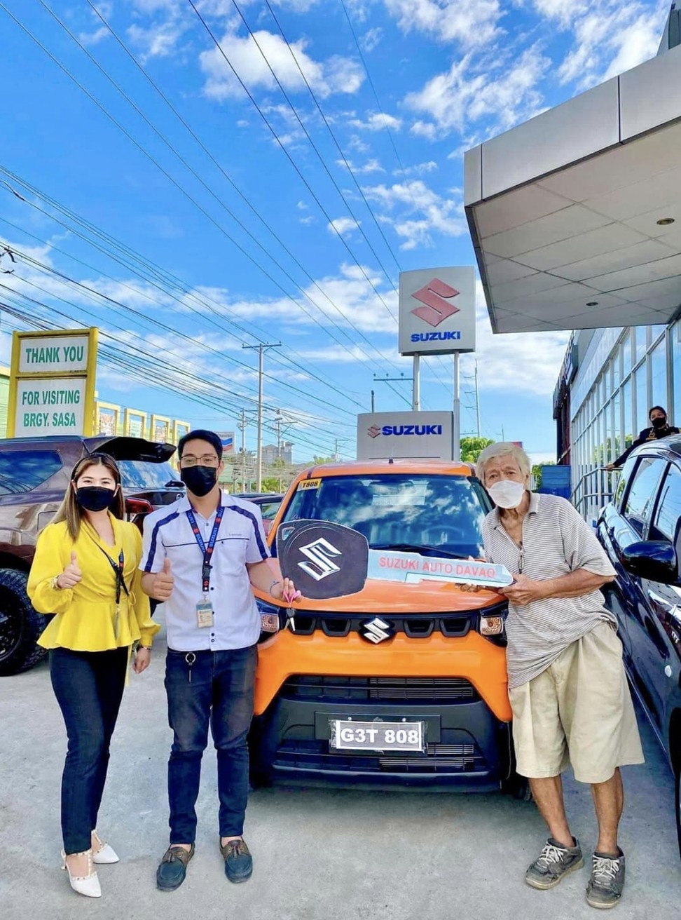 80歲菲律賓伯伯因為衣著而唔俾買車?!