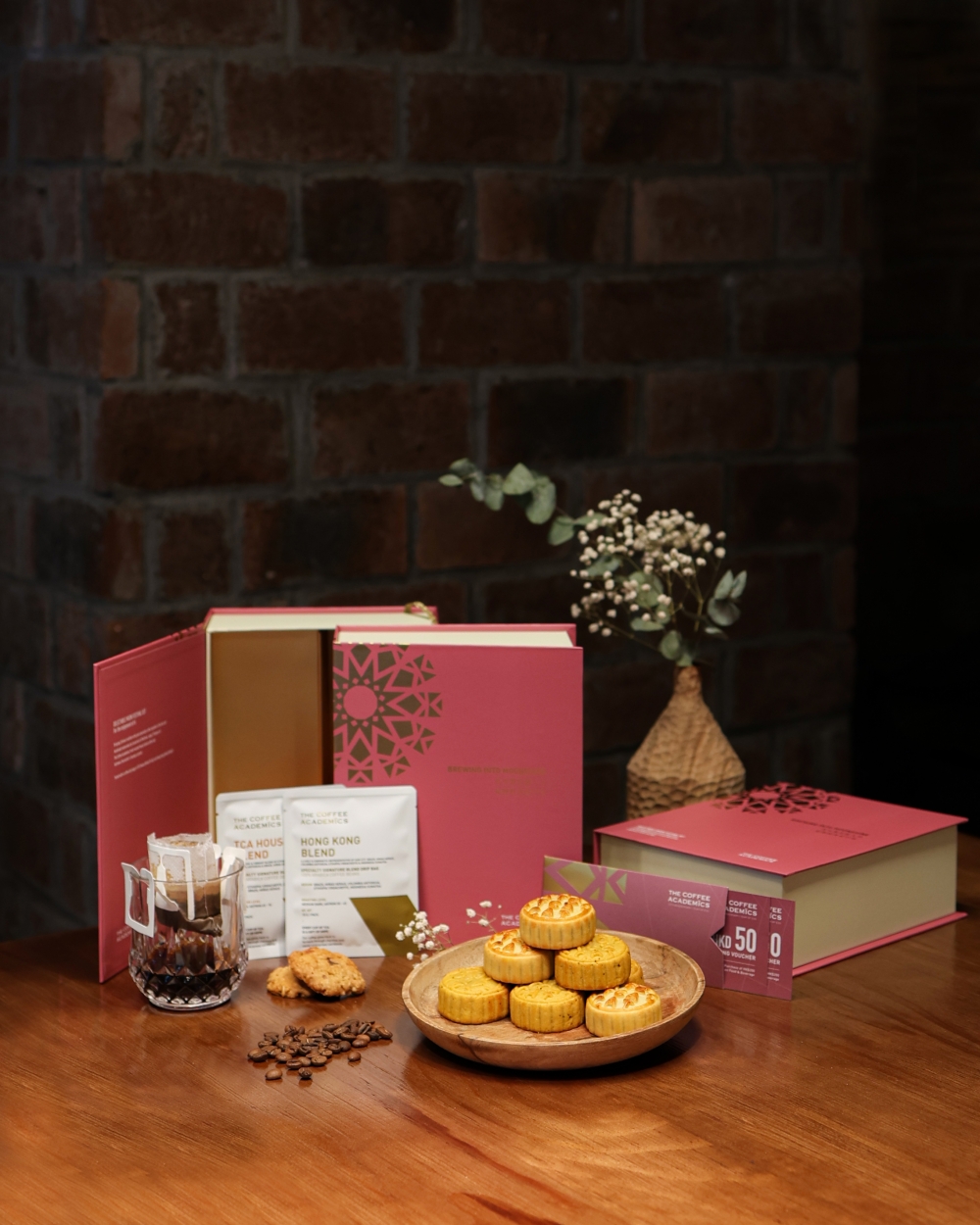 咖啡流心奶黃月餅和Valrhona Guanaja朱古力奶黃月餅。