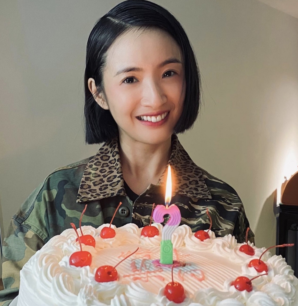 葛斯齊指自己當年成功查到林依晨入院做腦瘤手術嘅第一手新聞，仲親身採訪對方，但卻遭到否認