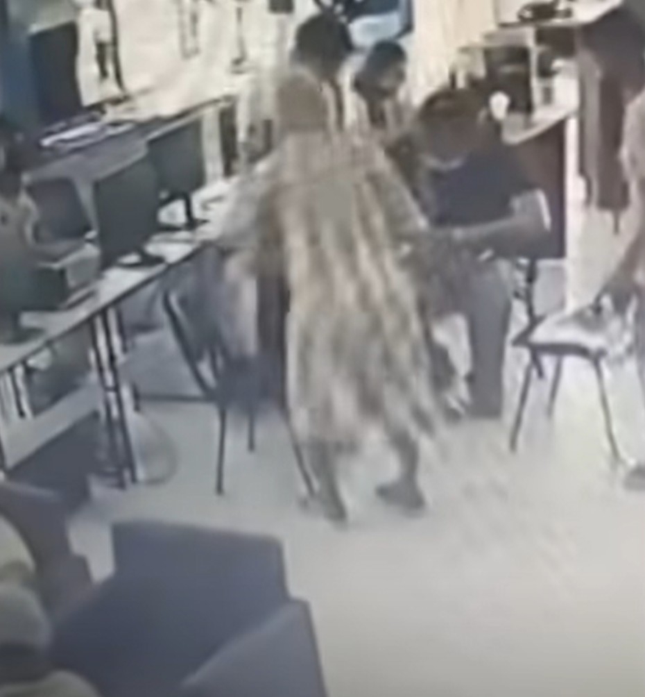 80歲伯伯因為衣衫不整而遭第一間車行拒絕!