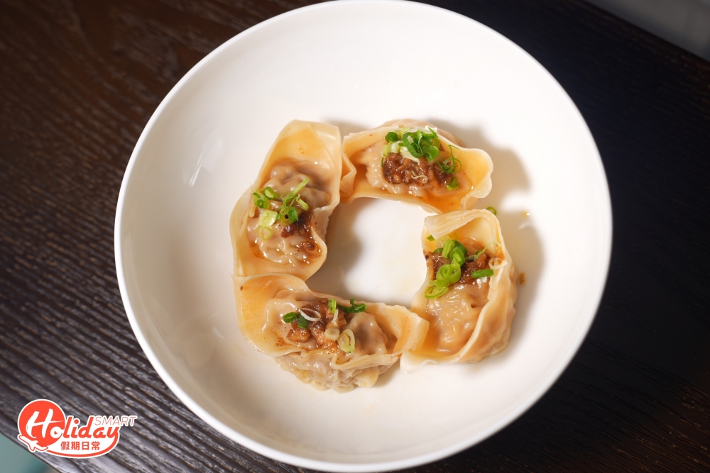 烚餃共供應3款口味,分別是麻辣雞軟骨雞肉抄手、冬菇豚肉抄手和素冬菇四喜餃,當中最受歡迎是麻辣雞軟骨雞肉抄手,入口帶軟骨口感和麻辣椒香,蘸上自家製的香蒜麻辣醬同食味道更昇華,麻香十足不嗆辣。