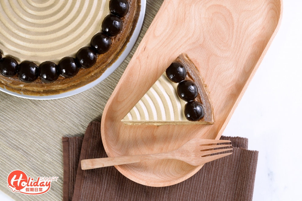 焙茶千層蛋糕將於6月7日起在全線香港及澳門分店供應，每件售$78；原個蛋糕售$510。