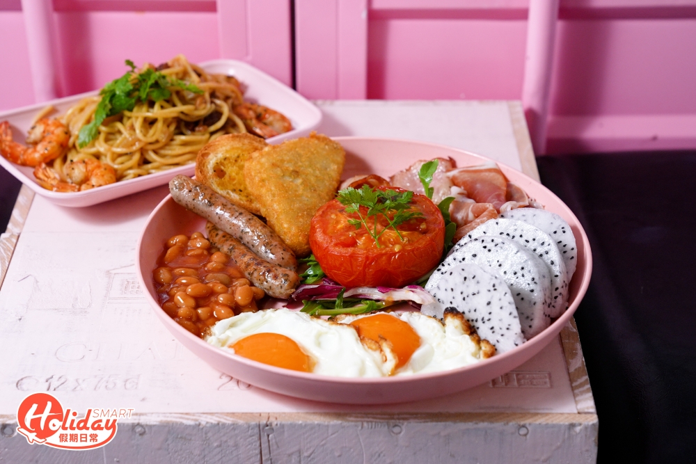 食物方面以西餐輕食為主，供應全日早餐、意粉、主食、小食和沙等，其中All day breakfast是招牌之一，分為傳統及全素兩款，有齊9款材料，包括兩隻脆邊太陽蛋、香腸、煙肉、生果、扒茄、薯餅、多士、巴馬火腿及茄汁豆。