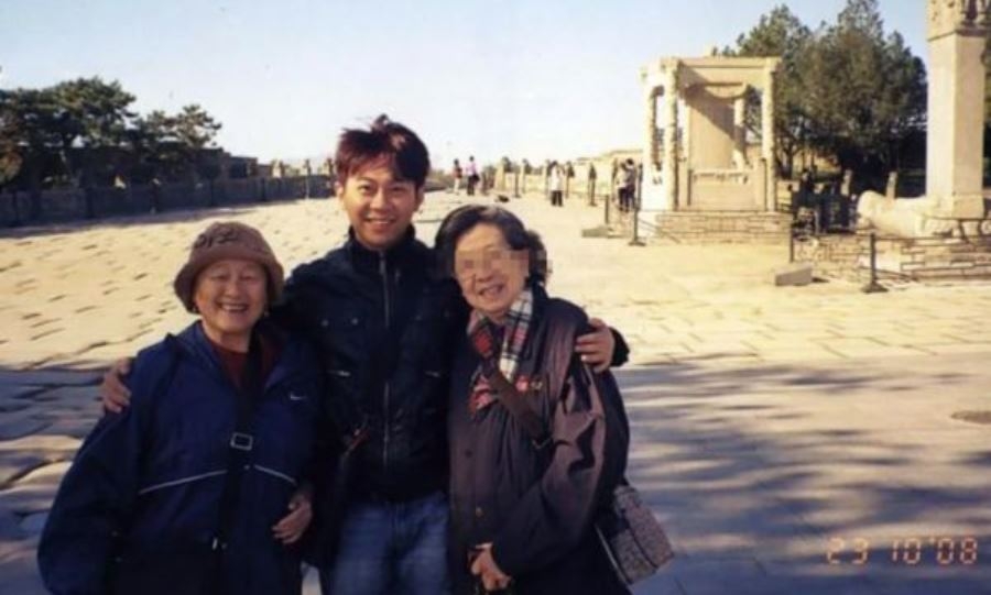 一名新加坡富婆差點被中國男導遊掏空財產！