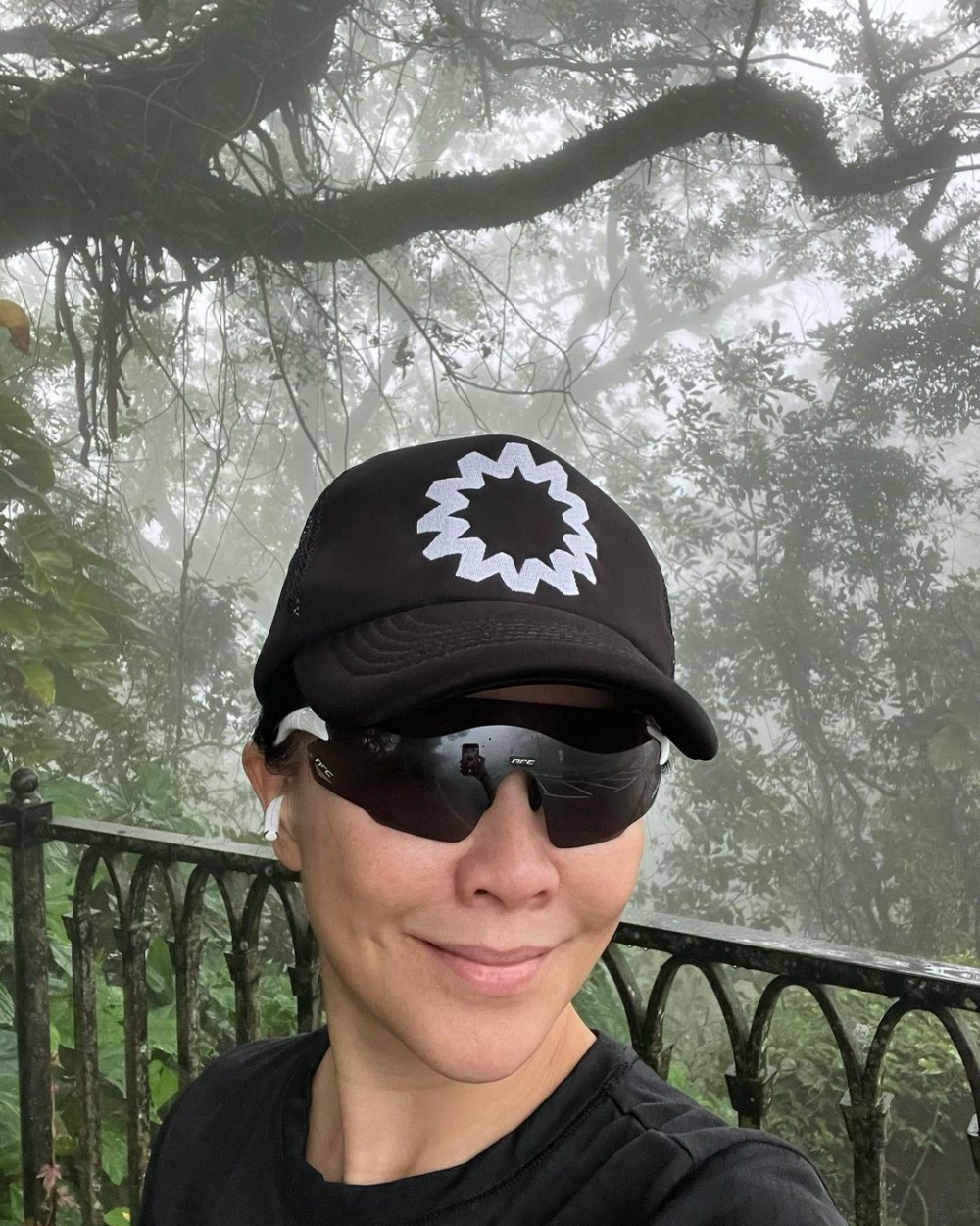 劉嘉玲返港後繼續行山。