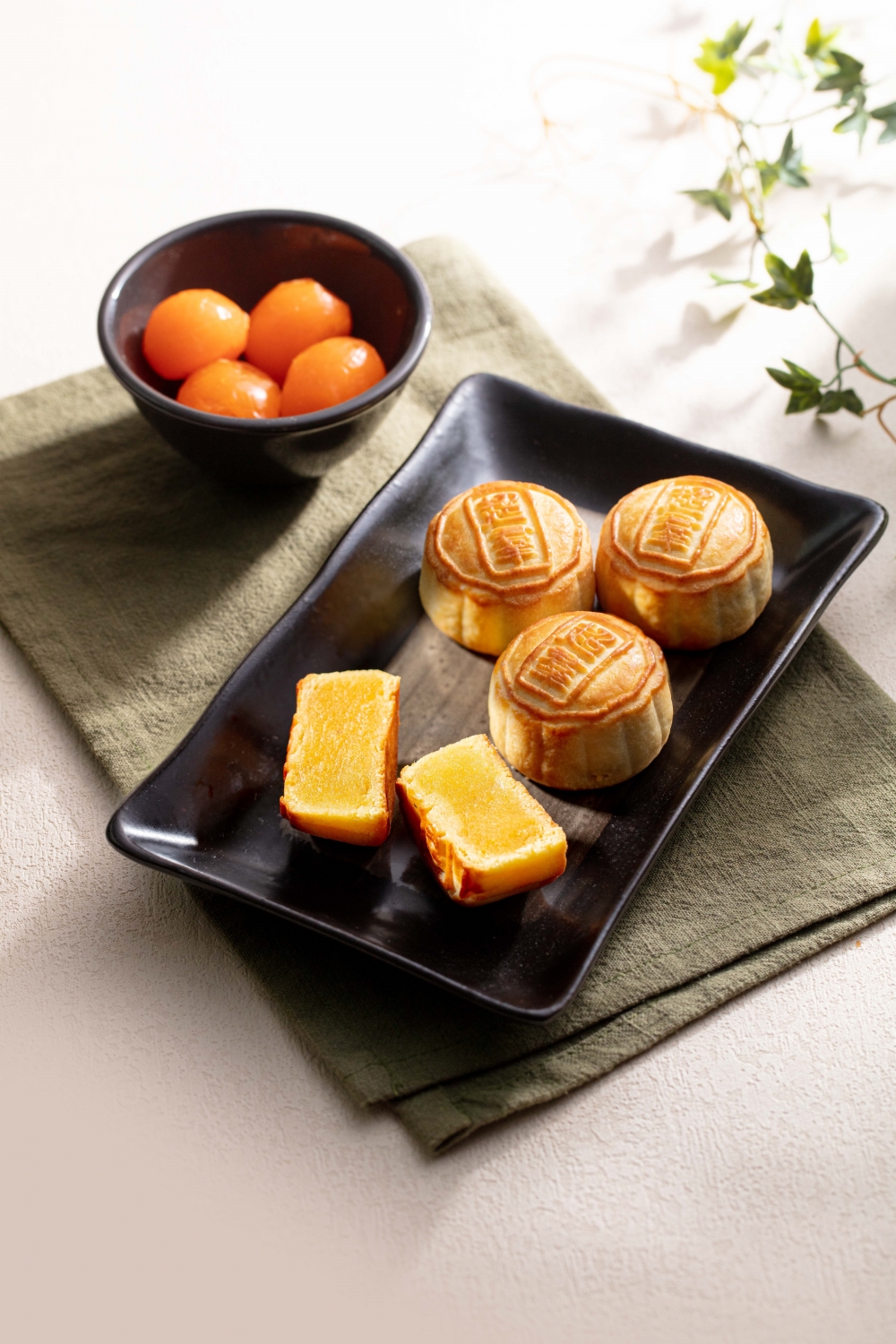 「紫華金月」迷你酥皮奶黃月餅禮盒。