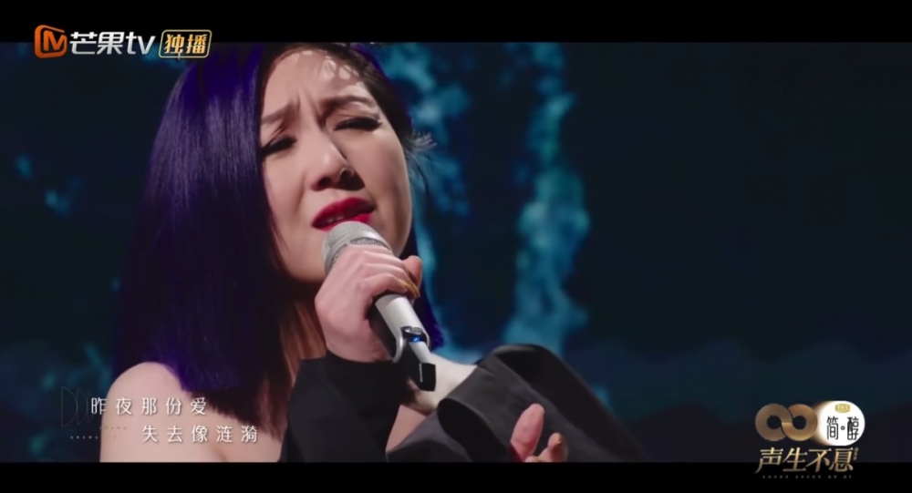 楊千嬅感情十足咁表演《最後的玫瑰》