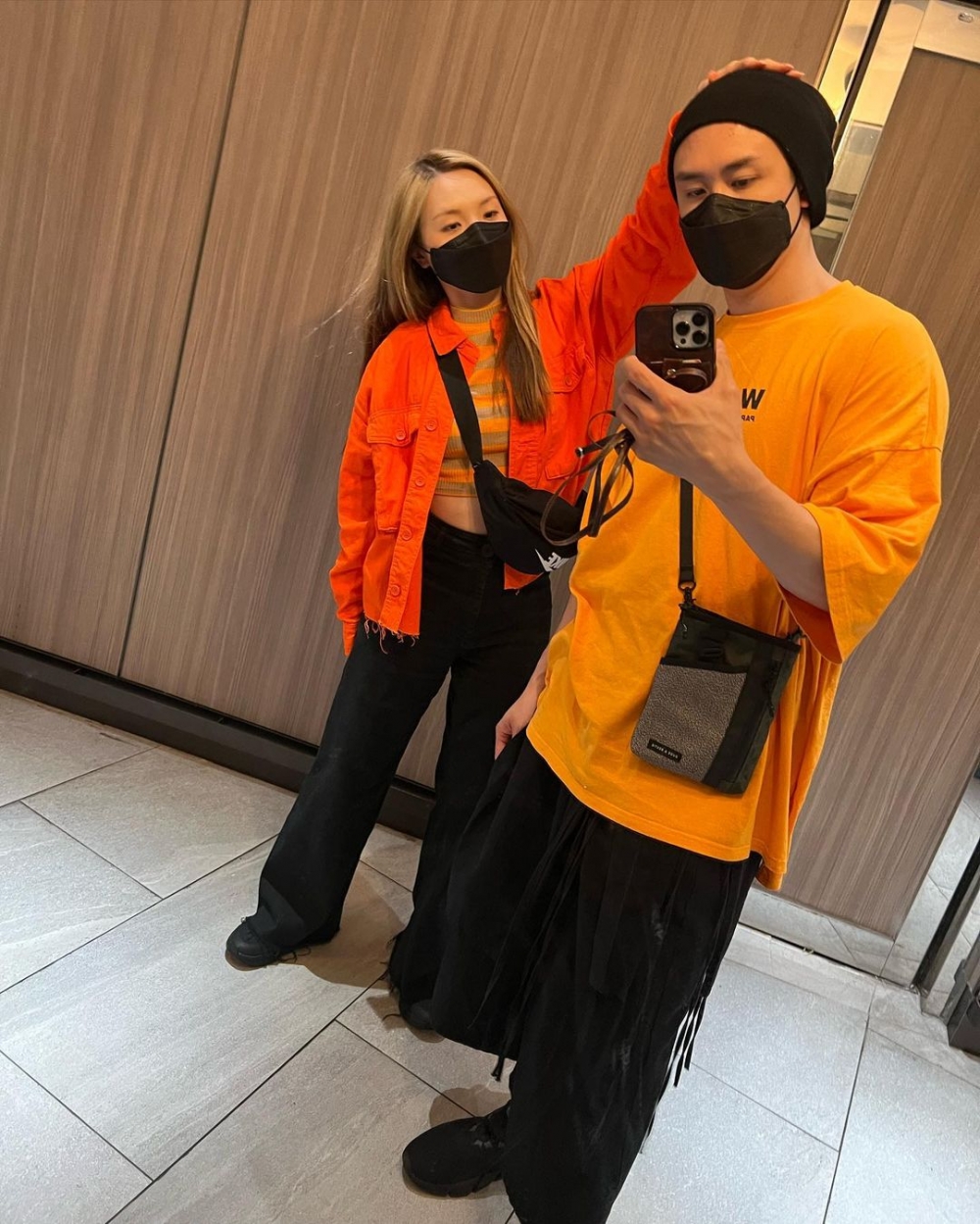 Mag同Anton分別著上兩種橙色上衣，以情侶裝姿態示人