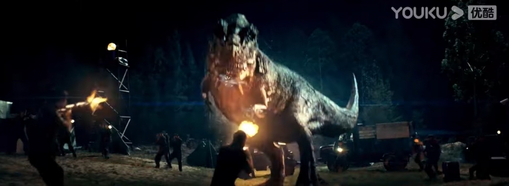 10年前，一對研究隊伍到達神秘島嶼做研究，但卻不幸遭恐龍突擊！