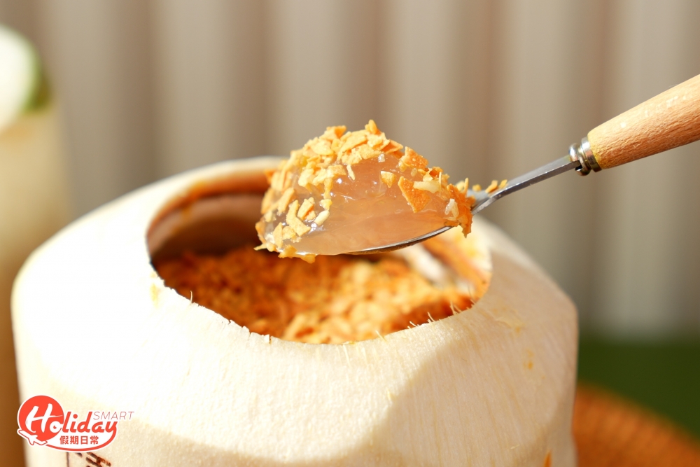 另外有芒果口味「芒芒椰子凍」，面層鋪滿新鮮香甜芒果肉，中間是清新爽甜的椰子凍，底層是用上新鮮芒果製成的芒果布甸，一次過有三重層次口感。