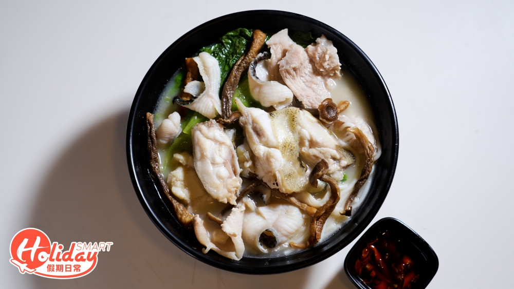 近日小店新推鹿茸菌龍躉魚湯米線,龍躉魚每日新鮮在街市購入和處理,裏面有齊鹿茸菌、黑魚片和龍躉魚,湯頭飲落鮮甜濃郁,充滿膠質夠滋補。