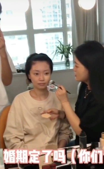 媽媽臉上似乎頗為期待,而化妝師亦問佢哋一句:「婚期定了嗎?」即令男生忍唔住大笑起嚟。