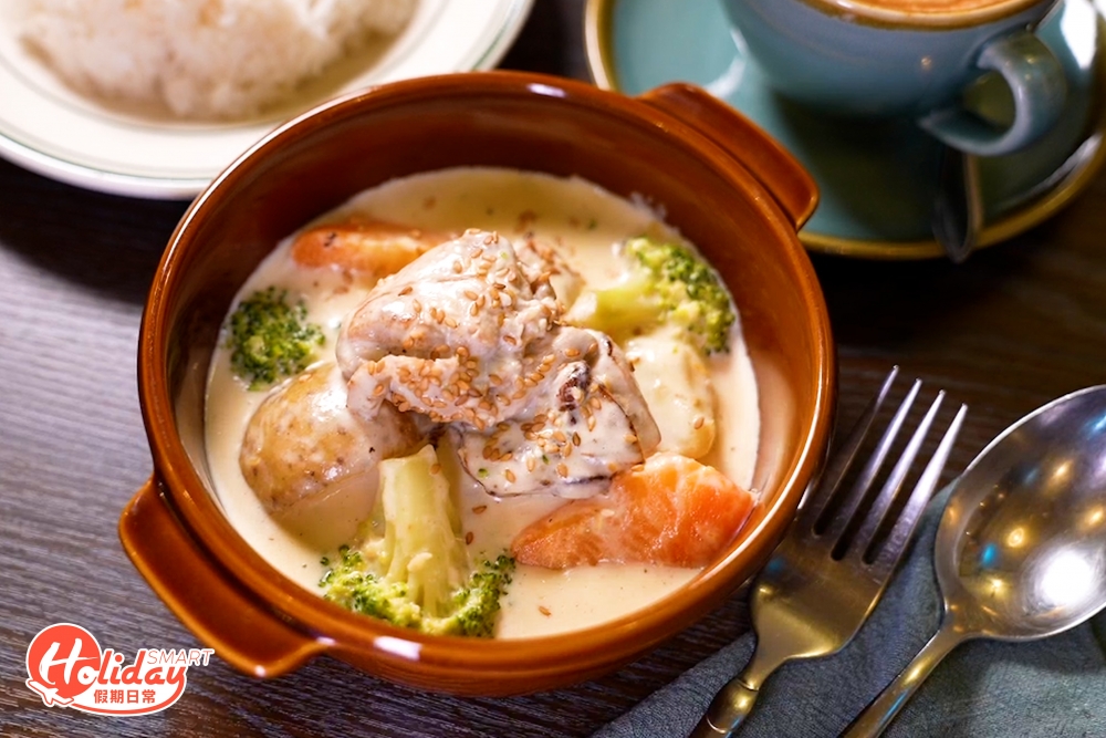 奶油味噌燉雞特別用上肉嫩又Juicy的雞腿肉，醬汁濃稠，送飯一流。