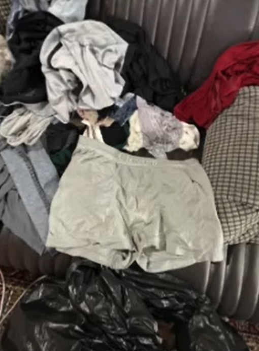 不過當佢一抵達同居嘅地方，就發現屋內周圍都係男士內衣，但全部都唔屬於佢嘅！