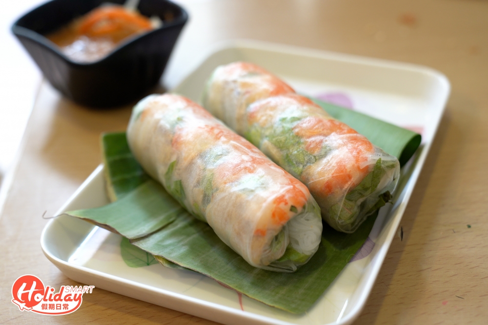 米紙蝦卷與平日食的有點不同,這是南方的食法,用了上蕉葉包裹米紙蝦卷,目的是保持濕潤感及方便食用!