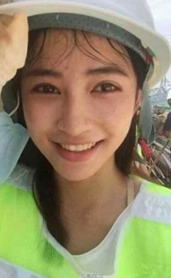 網上流傳頭戴安全帽同著螢光背心嘅女生,佢五官精緻,貌似Angelababy