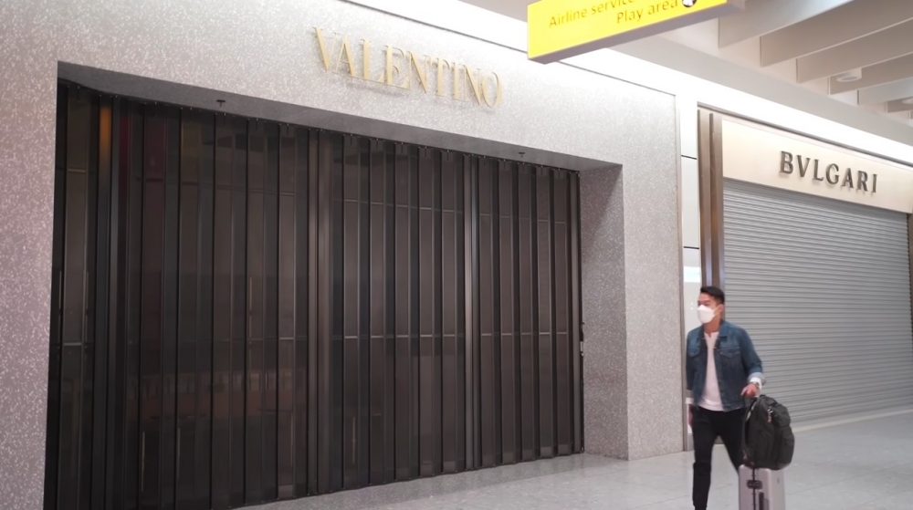 Jason難得返英國一次，佢本來打算喺機場嘅免稅店shopping，買返少少嘢作為紀念品送畀太太宋熙年，但辦完離境手續後，佢發現機場好多舖頭完全無開