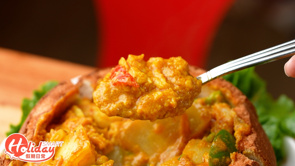 推介蟹肉咖哩包，蟹肉份量十分足料，以濃郁的黃咖哩作調味，再與麵包同食，令人食指大動！