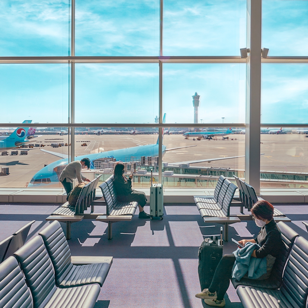 短期海外旅客必須自費進行PCR檢測。