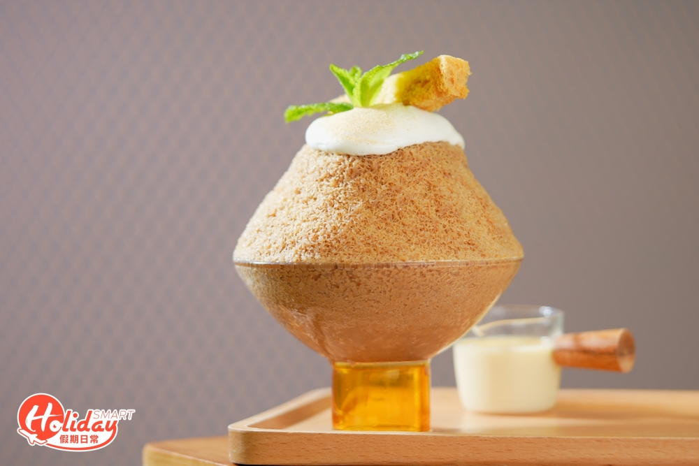 賣相似足打卡韓式刨冰還有香港地奶茶雪花冰和櫻花梅酒雪花冰，前者用上港式奶茶作冰底，茶香十足略帶甘口，頂層鋪上芝士奶蓋和香脆的法式麵包條，即使吃到最尾仍然吃到奶茶味。