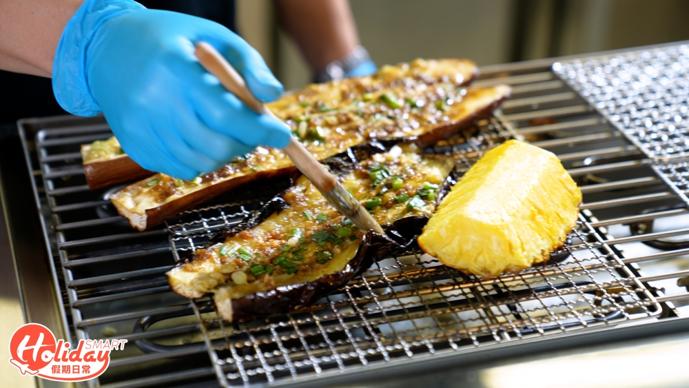 專人為大家燒製的蒜蓉燒茄子用上自家秘製蒜蓉醬，每一口都充滿蒜香，令人食不停口！