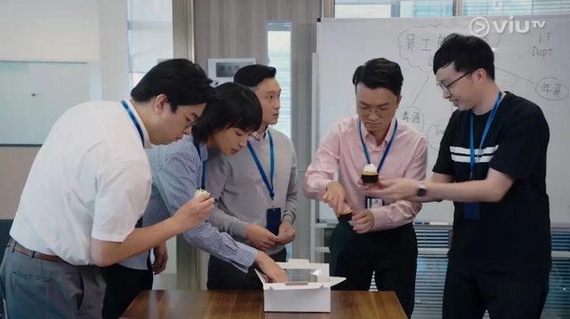 網友表示自己公司有高層離職,last day當日對方就向各位同事大派散水餅