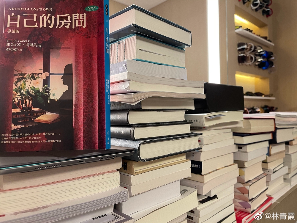 林青霞擁有唔少藏書，難怪要特地開一間房作圖書館之用。