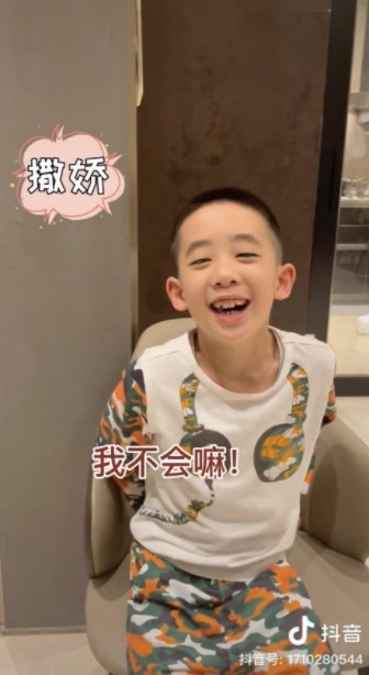 而Jasper隨即撒嬌表示唔識講!