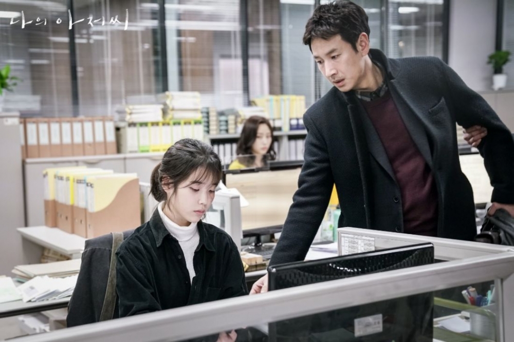 Lexi Larson上班兩星期被解僱。