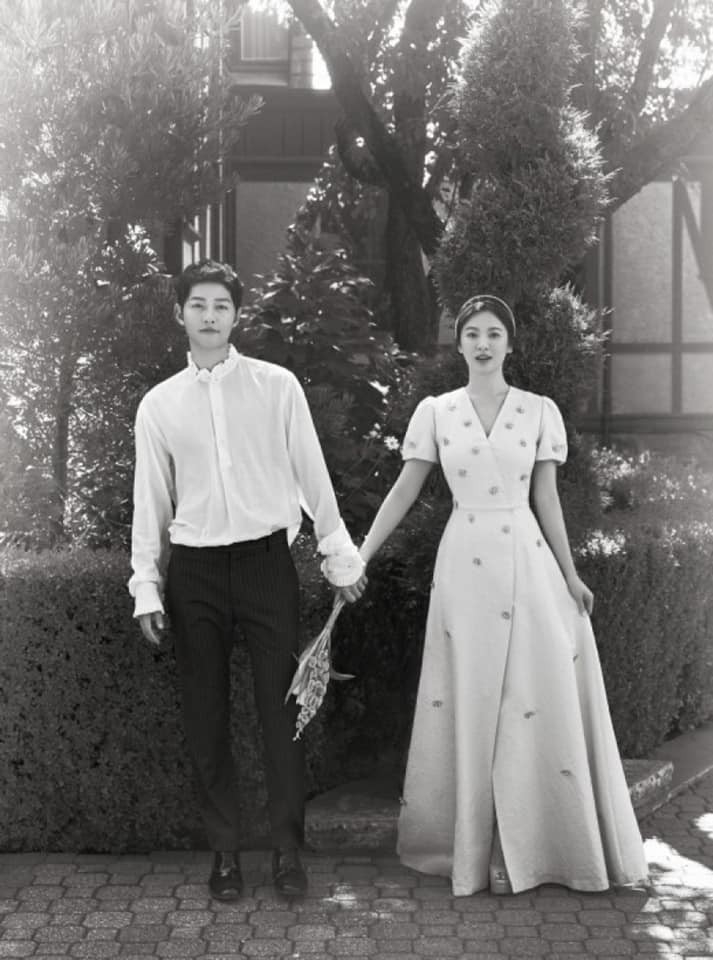 2016年同宋仲基合作《太陽的後裔》戲假情真,之後更宣佈結婚,但2009年兩人進行離婚調停