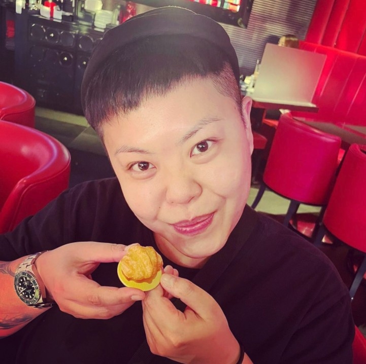 自稱林二汶嘅忠實男粉絲喺FB上載長文,批評林二汶突然改變係受信仰所影響?!