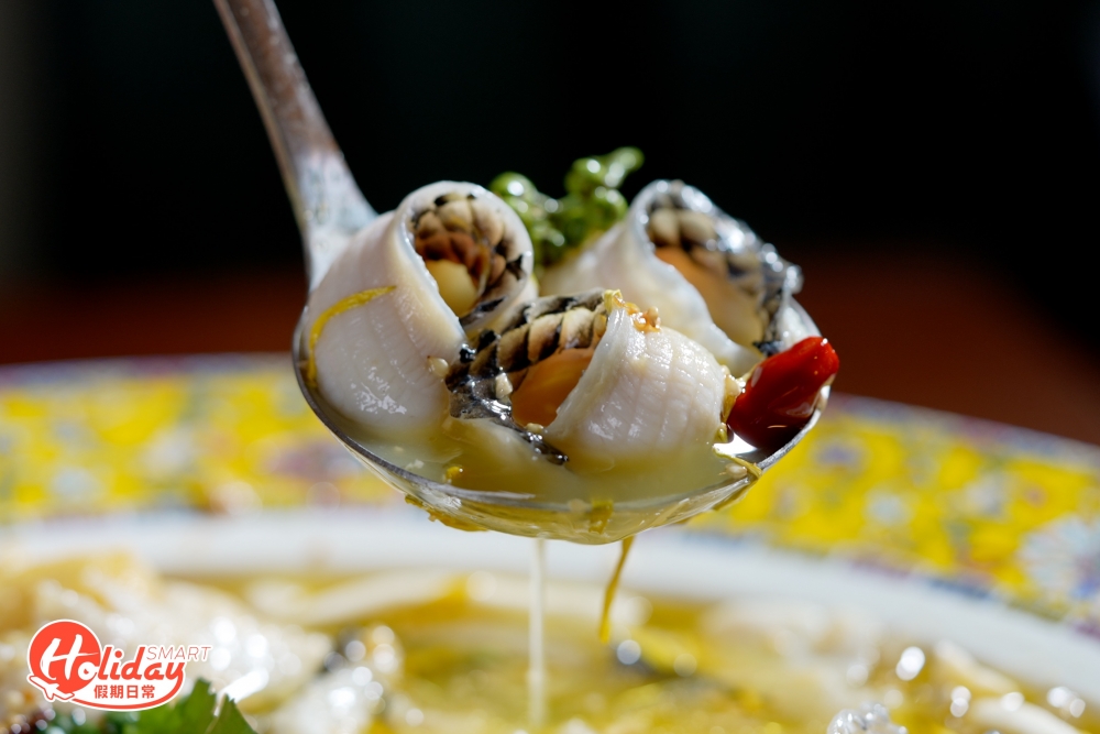 自家醃製的酸菜亦不似坊間現成的酸菜會過酸或過鹹，湯底味道拿捏剛好，皆因店內特別著重一個重要步驟「贊油」，令整個酸菜魚味道更昇華，口味方面亦盡量配合香港人口味，不會過酸或過辣。