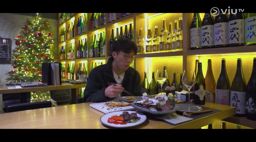 另一邊傑仔本來book好嘅晚餐就只能自己一個食飯