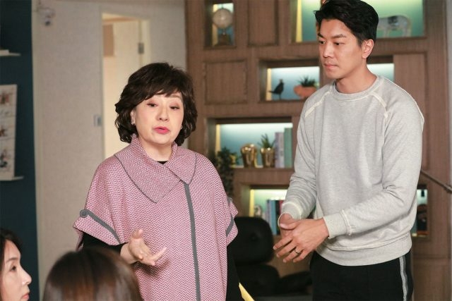 排喺帖主後面嘅兩位「三姑六婆」又加把口，佢哋稱老人家老咗係咁㗎啦，認為帖主唔應該話阿婆