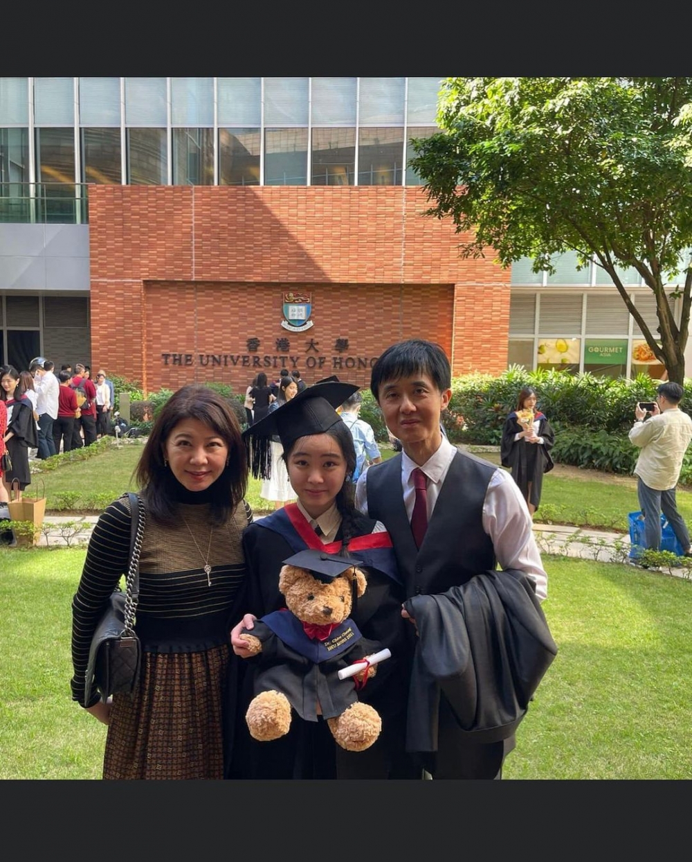 張光怡爸爸都係一位醫生，而媽媽就係某集團嘅高層，認識唔少各界名人。